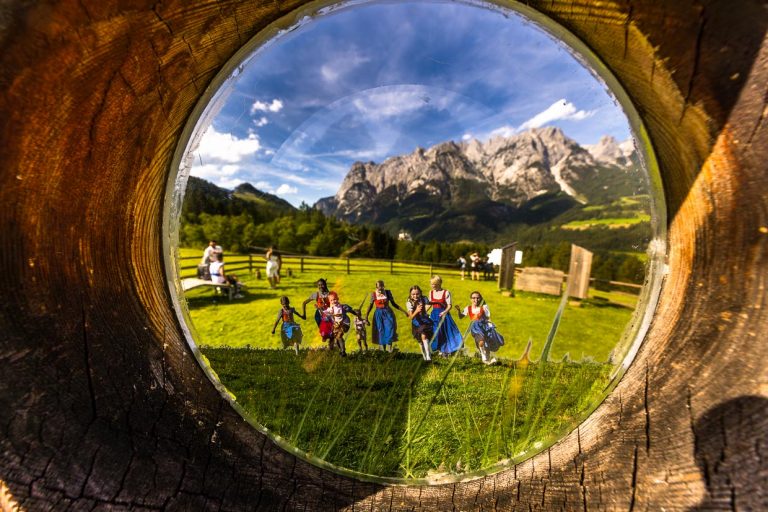L'illusion parfaite pour les fans de "La Mélodie du bonheur". La vue sur le château de Hohenwerfen à travers le Gucklock est aussi réelle que celle des autres visiteurs à l'arrivée du trail de La Mélodie du bonheur. Seule Julie Andrews dansant avec les enfants Trapp est estampillée dans le décor / © Photo : Georg Berg