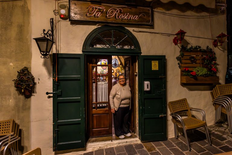 Rosina Tabone devant son restaurant Ta' Rosina dans le village de Sannat à Gozo / © Photo : Georg Berg