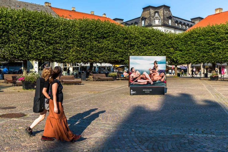 Landskrona Foto Festival 2024 avec des œuvres de Leonard Suryajaya (Parting Gift). Tous les deux ans en septembre, la photographie fait partie de l'environnement urbain : les parcs, les places, les jardins, les musées et les salles d'exposition de la ville deviennent une scène pour les artistes photographes établis, tout comme pour les artistes émergents / © Photo : Georg Berg