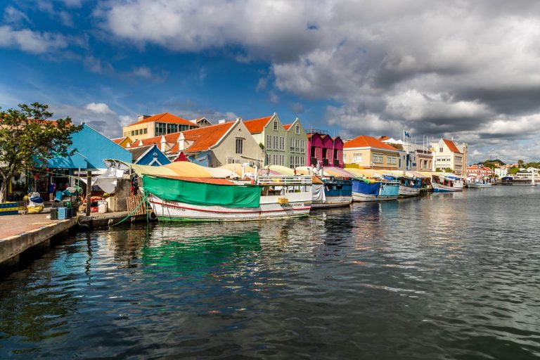 Des commerçants vénézuéliens apportent leurs produits frais par bateau au marché flottant de Willemstad, situé à environ 70 kilomètres, et les proposent ensuite sur de nombreux stands de marché sur une longueur de 200 mètres / © Photo : Georg Berg