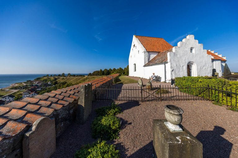 L'église Sankt Ibb, datant de 1200, est située sur une colline avec une vue étendue sur le détroit entre Ven et le Danemark. Sankt Ibb est la seule église de Ven depuis que l'All Saints Church de 1899 a été désacralisée et abrite depuis 2003 le musée Tycho Brahe / © Photo : Georg Berg