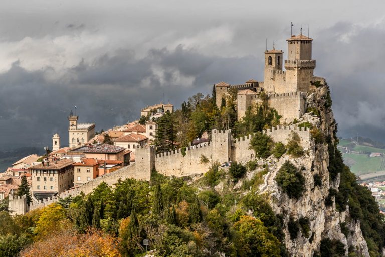 Les trois tours de Saint-Marin sont aussi appelées les trois plumes, illustrées par la forme des girouettes / © Photo : Georg Berg