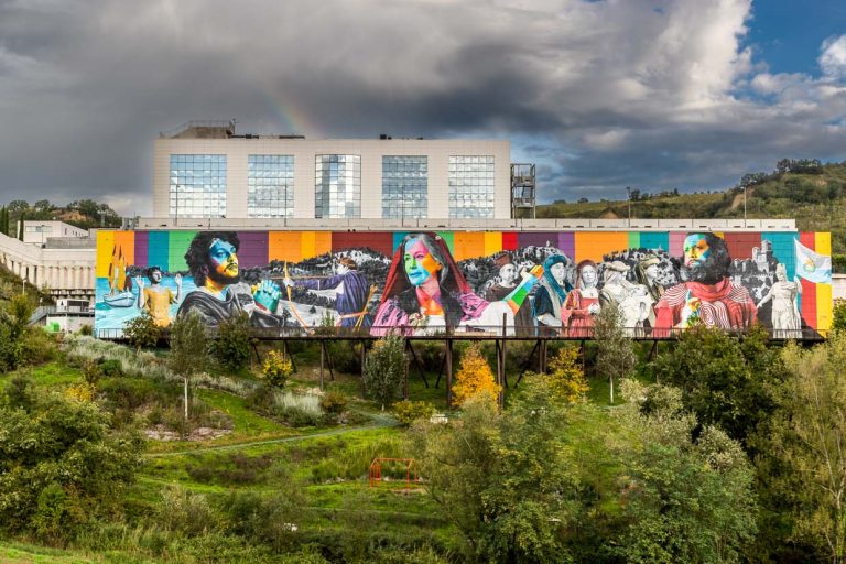 "L'histoire de San Marino". Seul un chemin de terre mène à la fresque de l'artiste brésilien Eduardo Kobra. Malgré cela, la façade située dans une zone industrielle est considérée comme du street art / © Photo : Georg Berg