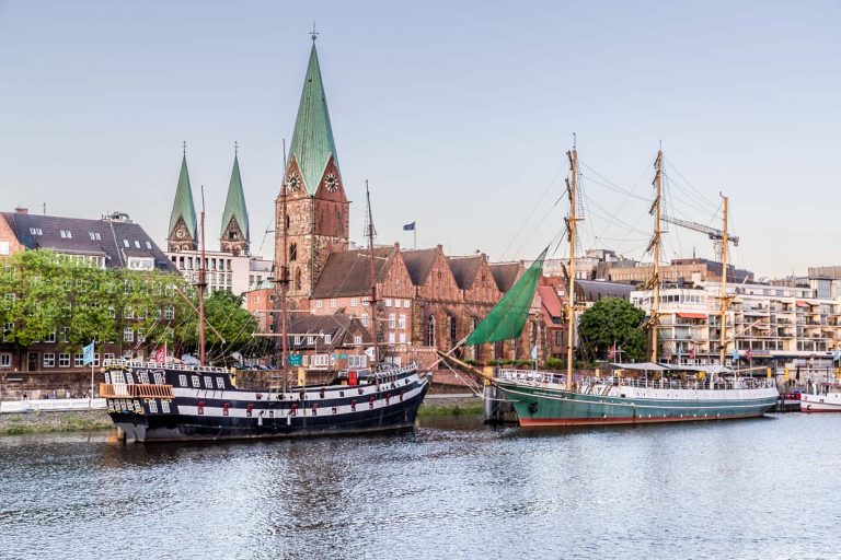 Le Schlachte est le mile maritime de Brême sur la Weser. Dans les anciens entrepôts, les visiteurs trouvent des cafés, des restaurants et des bars. Des bateaux de plaisance et des bateaux-restaurants s'alignent sur le quai / © Foto : Georg Berg