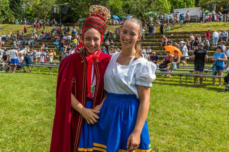 La reine des bergers 2024 Jana Deufel avec sa sœur aînée Nele, qui a déjà suivi une formation de tondeuse et représente l'Allemagne lors de concours internationaux / © Photo : Georg Berg