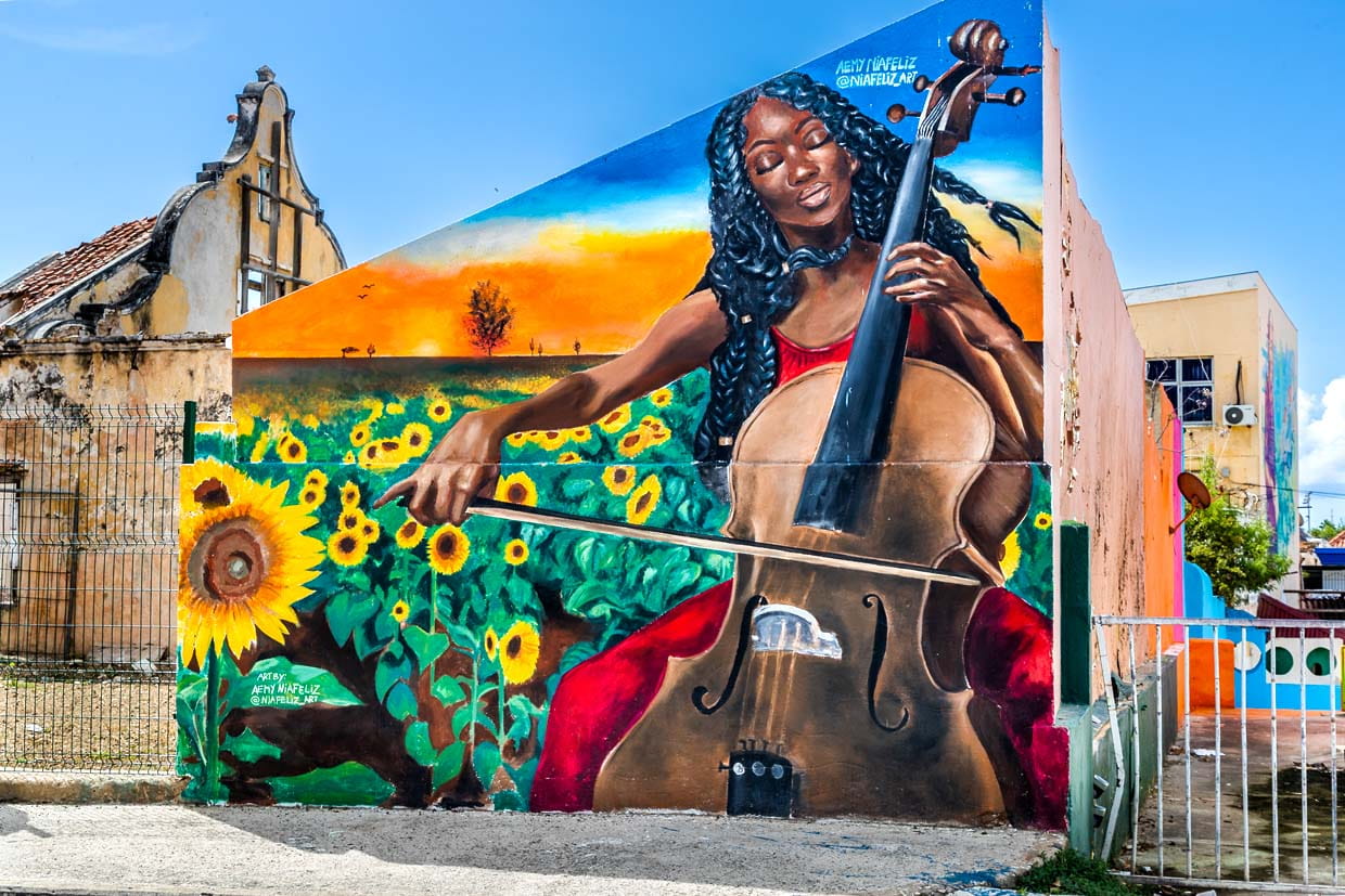 "Sunflower Concert" d'Aemy Niafeliz allie musique et nature devant le shabby chic d'un baroque de Curaçao en décrépitude / © Photo : Georg Berg