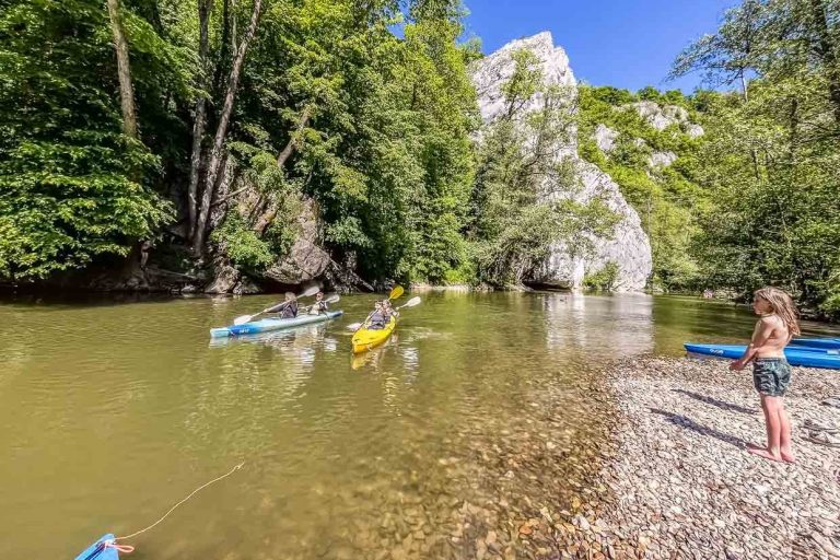 Tour en kayak sur la Lesse en passant par des rochers imposants et des petites plages de galets / © Photo : Angela Berg