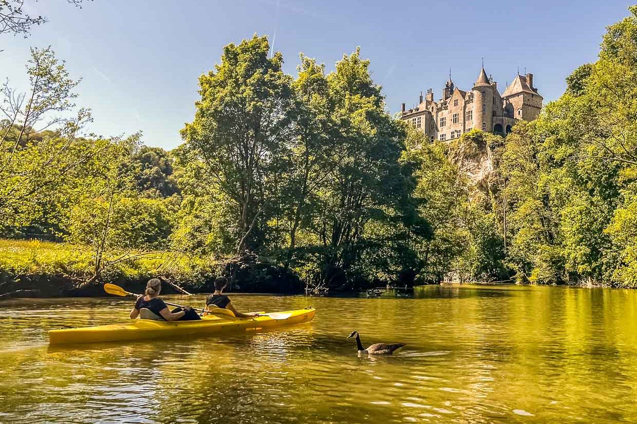Descente de la Lesse en kayak depuis Gendron sur 12 km, en passant par des châteaux et des rochers imposants / © Photo : Angela Berg