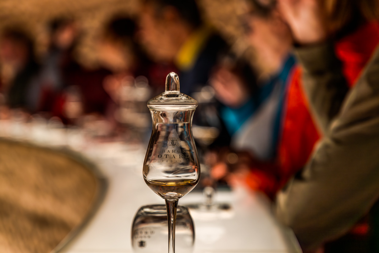 Verre de dégustation de cognac dans la maison du baron Otard au château de Cognac. Visites guidées et dégustations combinent l'histoire du château et le début de la production de spiritueux à partir de la fin du 18ème siècle / © Photo : Georg Berg