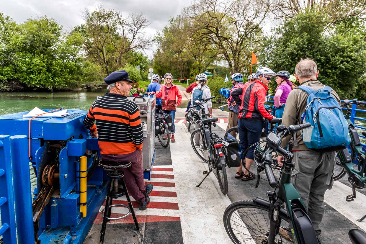 Un groupe de cyclistes traverse la Charente en bac / © Photo : Georg Berg