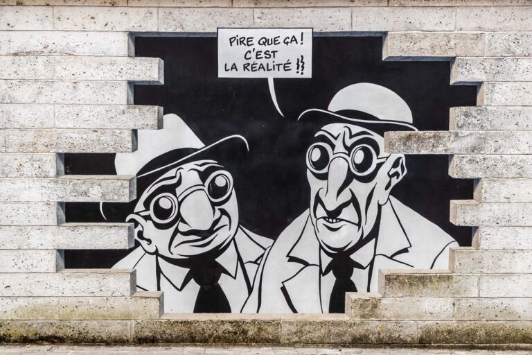 Wandgemälde aus der Serie „Réalité, Sortie de Secours” (Realität, Notausgang), die von Marc-Antoine Mathieu entworfen wurde. Es zeigt Comicfiguren mit Sprechblasen, die aus der Wand hervorzubrechen scheinen. "Sehen Sie etwas?" "Ja, schauen Sie. Es ist genau das, was ich befürchtet habe." "Was, schon wieder eine Unterwelt?" "Schlimmer als das. Es ist die Realität.". / © Foto: Georg Berg