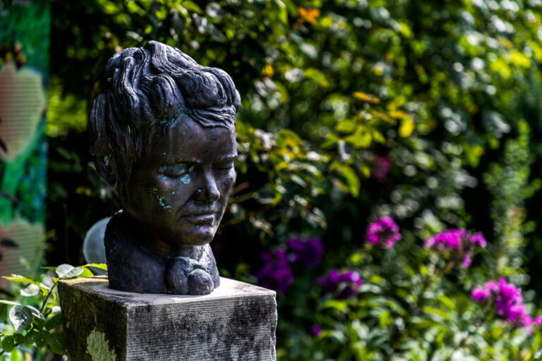 Büste von Mia Hesse im Garten des Mia- und Hermann-Hesse-Hauses. Mia Hesse, geborene Maria Bernoulli (1868–1963), stammte aus einer wohlhabenden Basler Gelehrtenfamilie als Tochter des Notars Friedrich Bernoulli und war eine Pionierin der Fotografie in der Schweiz. 1904 heiratet sie Hermann Hesse. Das Paar zieht von Basel auf die Halbinsel Höri am Bodensee. Mia Hesse gibt ihre Karriere als Fotografin auf / © Foto: Georg Berg