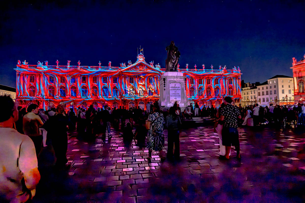 Menschenmenge bestaunt Lichtshow auf dem Place Stanislas in Nancy, Frankreich